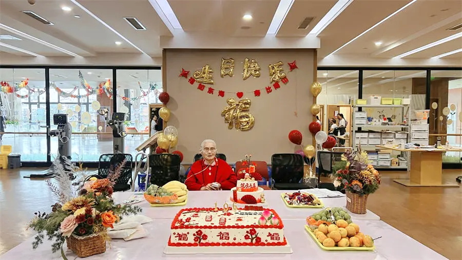 昆明长和天城康复医院百岁老人与祖国共庆生