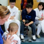 Lisa Kenyon demonstrates techniques to improve head control at Beijing Children's Hospital.