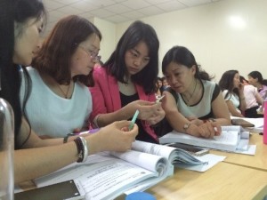 Training participants take a close look at catheterization equipment that has not been well introduced in the practice of Chinese nursing community.